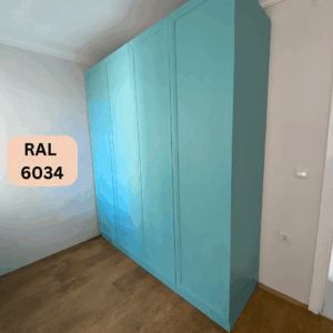 Aquacool RAL 6034 Pastel Turkuaz boyası ile yenilenmiş ahşap giysi dolabı fotoğrafı