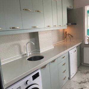Aquacool 607 Ihlamur Yeşili boyası ile yenilenmiş mutfak dolapları ve tezgah alanı fotoğrafı