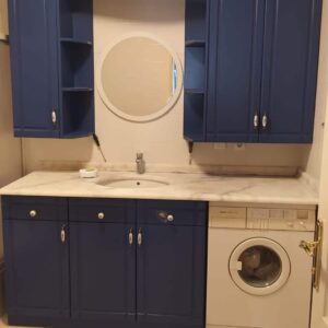Aquacool RAL 5000 Mor Mavi boyası ile yenilenmiş banyo dolapları fotoğrafı