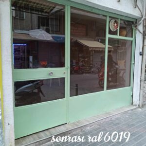 Aquacool RAL 6019 Pastel Yeşil boyası ile yenilenmiş mağaza vitrin doğramaları fotoğrafı