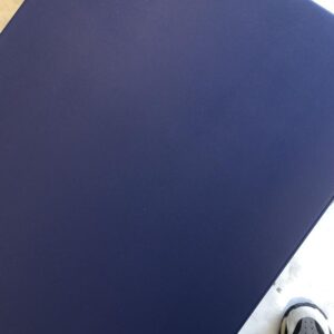 Aquacool RAL 5003 Safir Mavisi boyası ile boyanmış mobilya yüzeyi fotoğrafı