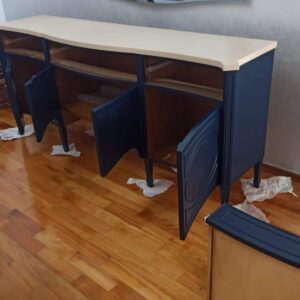 Aquacool RAL 5011 Çelik Mavisi boyası ile yenilenmiş ahşap konsol fotoğrafı