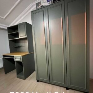Aquacool RAL 7009 Yeşil Gri boyası ile yenilenmiş yeşil gri gardırop ve çalışma masası fotoğrafı