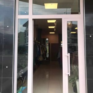 Aquacool 502 Gül Pembe boyası ile yenilenmiş pembe renkli dükkan kapısı fotoğrafı
