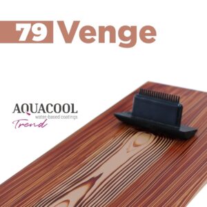 Aquacool Trend 3D Ahşap Patina 79 Venge rengi boyasının budak tarağı ile ahşap zemin üzerine uygulama örneği