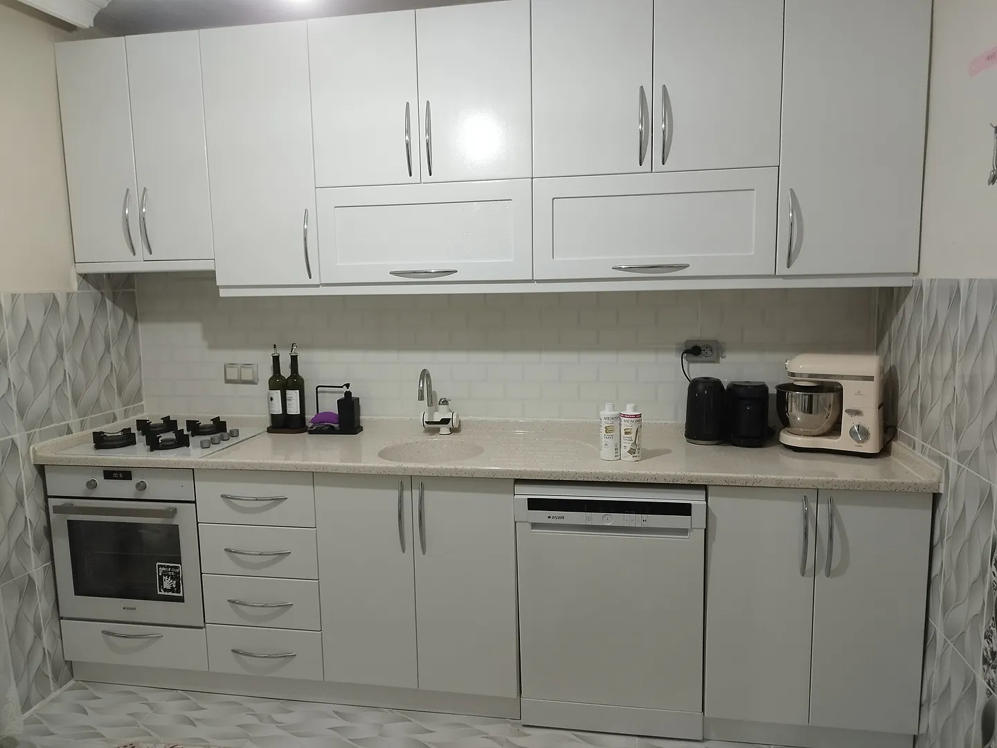 Aquacool Trend RAL 9003 beyaz ile boyanmış dolaplar