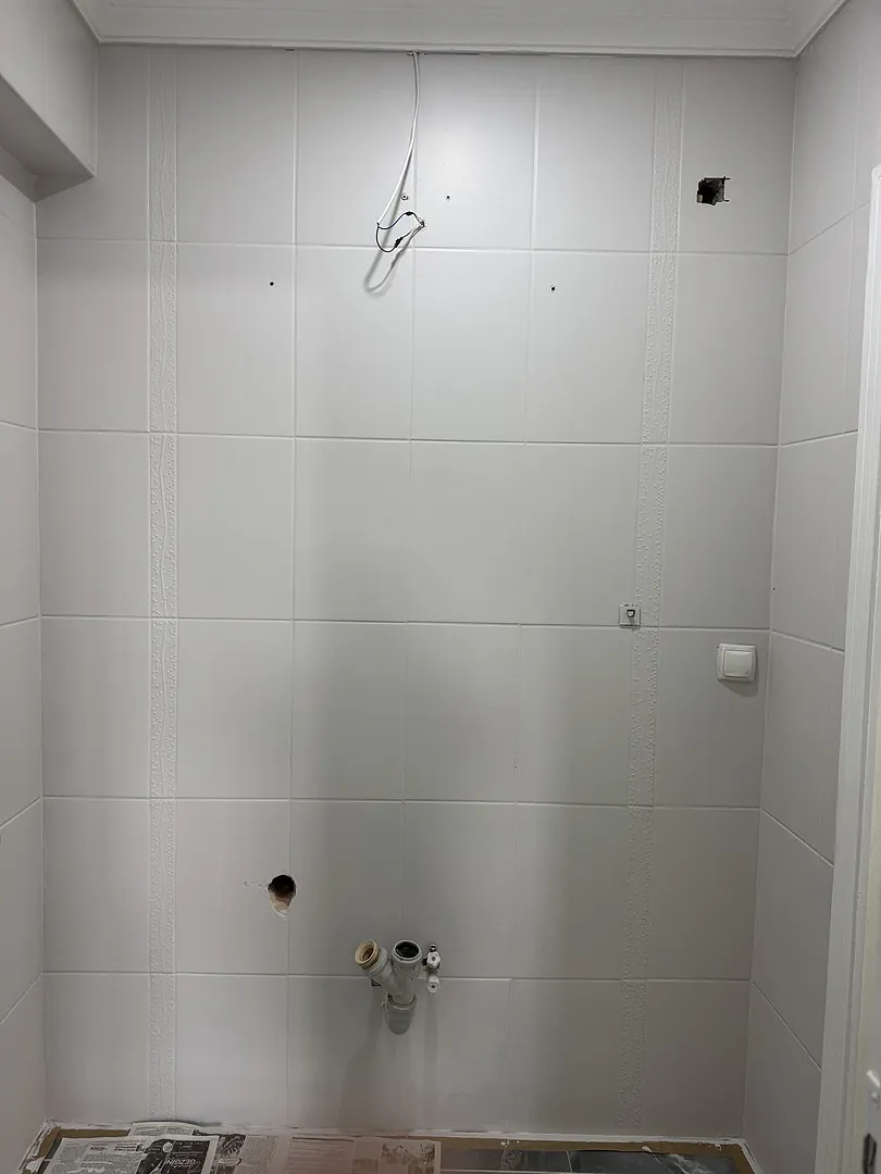 aquacool trend mac boya 104 antik beyaz ile boyanmış duvar fayans